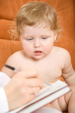 Bebé pequeña en consulta